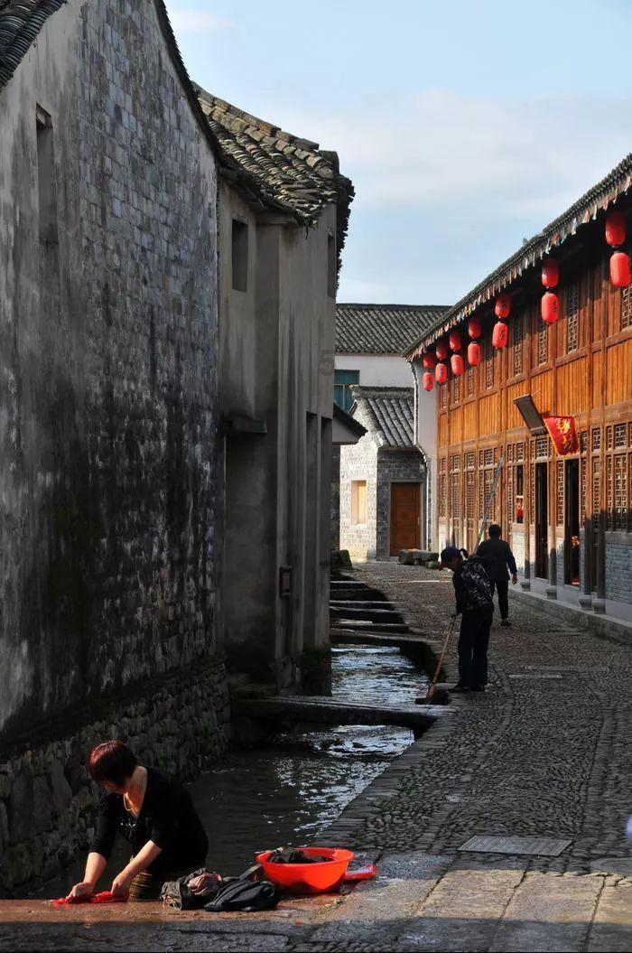 天津市美协文艺小分队基层送“福”